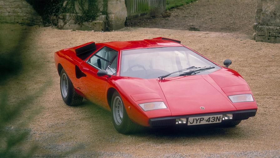 <b>Lamborghini Countach</b> (годы выпуска: 1974 - 1990). Дизайн автомобиля разрабатывал Марчелло Гандини, он же ранее разрабатывал дизайн Miura и Jarama. В те годы Гандини был молодым и не очень опытным дизайнером, он мало ориентировался в эргономике автомобиля и оригинальный дизайн Countach — это его представление автомобиля, практически не искажённое правилами и традициями автомобилестроения. Countach получился угловатым, широким и низким. Фактически корпус состоял из множества трапециевидных плоскостей. Хотя в автомобиле и присутствовали плавные линии, они не смягчали внешней угловатости.<br>
Двери автомобиля, своеобразная визитная карточка Countach, а впоследствии и других моделей Ламборгини, были гильотинного типа («двери-ножницы») — для открытия дверь поднималась и отталкивалась вперёд. Хотя это и оказалось интересным дизайнерским решением, в первую очередь это было сделано из-за большой ширины автомобиля: стандартные двери в данном случае были бы весьма неудобны.