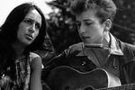 В то же время Боб Дилан познакомился с фолк-певицей Джоан Баэз. Их отношения вылились в творческий союз: девушка исполняла многие песни, в том числе знаменитую «Blowin' in The Wind». На фото Боб Дилан и Джоан Баэз во время акции «Марша на Вашингтон за рабочие места и свободу», 28 августа 1963 года.
