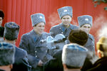 Космонавты Борис Волынов, Владимир Шаталов, Евгений Хрунов и Алексей Елисеев (справа налево) - экипажи космических кораблей «Союз-4» и «Союз-5». Встреча в аэропорту Внуково, 1969 год