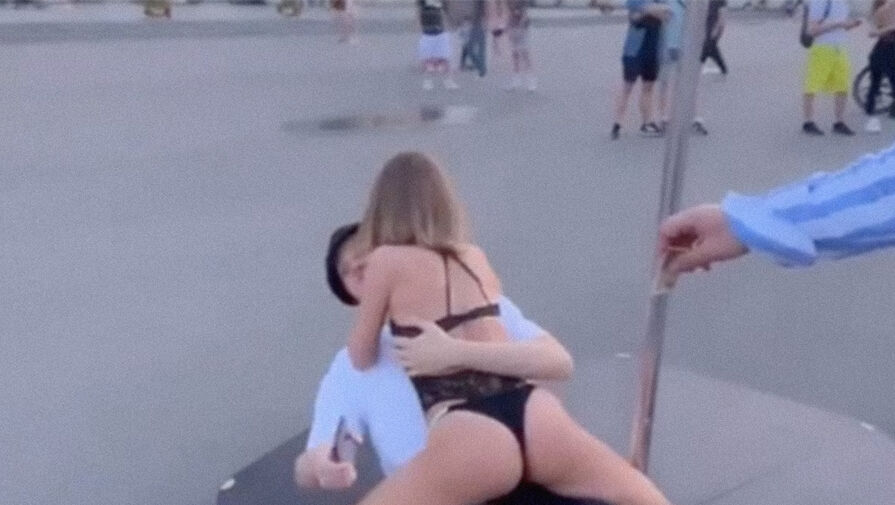 У входа в московский Парк Горького отдыхающие стали свидетелями танцев на шесте