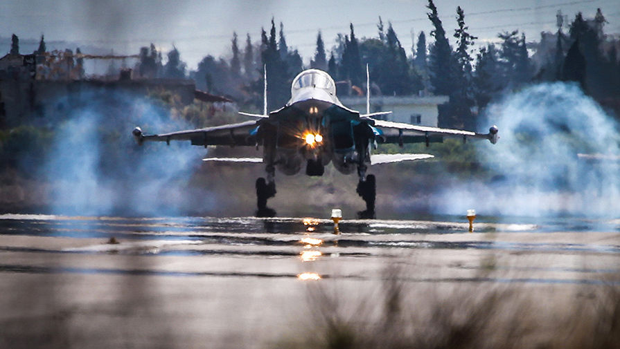 Истребитель-бомбардировщик Су-34 на аэродроме авиабазы Хмеймим