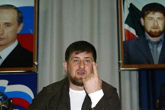 Глава Чечни Рамзан Кадыров на фоне своего портрета и портрета президента Владимира Путина. Грозный, 2008 год