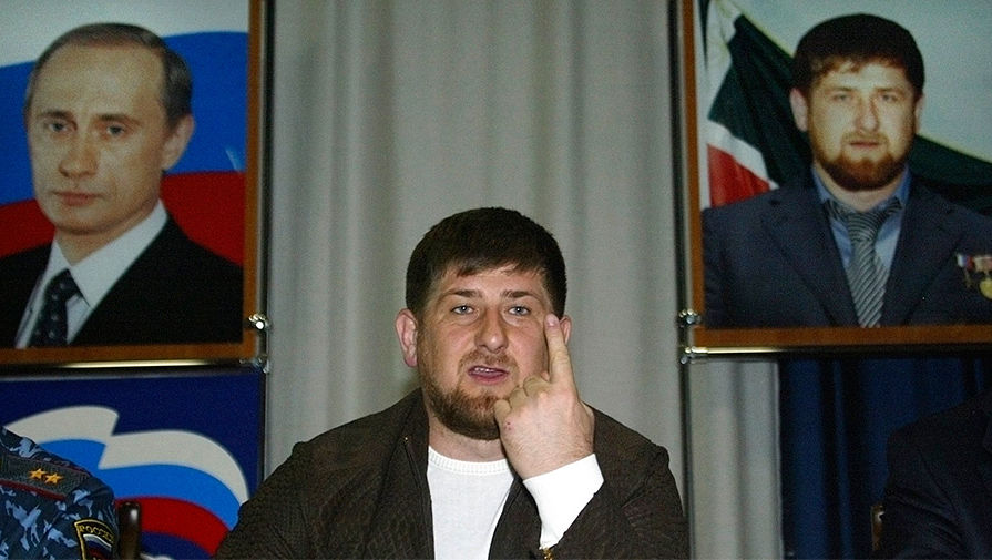 Глава Чечни Рамзан Кадыров на фоне своего портрета и портрета президента Владимира Путина. Грозный, 2008 год