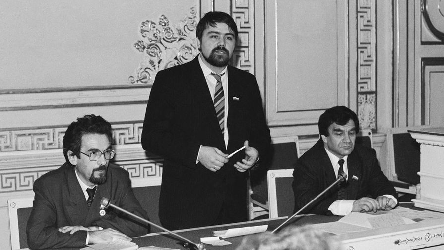 Председатель комиссии горсовета по&nbsp;экологии Игорь Артемьев во время выступления на&nbsp;пресс-конференции в&nbsp;связи с&nbsp;аварией на&nbsp;третьем блоке ЛАЭС, 1992&nbsp;год