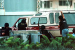 Полиция Майами-Бич около дома, в котором скрылся серийный убийца Эндрю Кьюненен, разыскиваемый после убийства Джанни Версаче, июль 1997 года