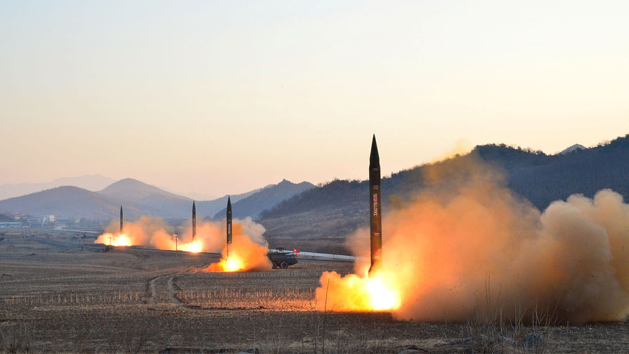 Одновременный запуск баллистических ракет под&nbsp;наблюдением лидера КНДР Ким Чен Ына. Фотографии опубликованы 7 марта 2017 года