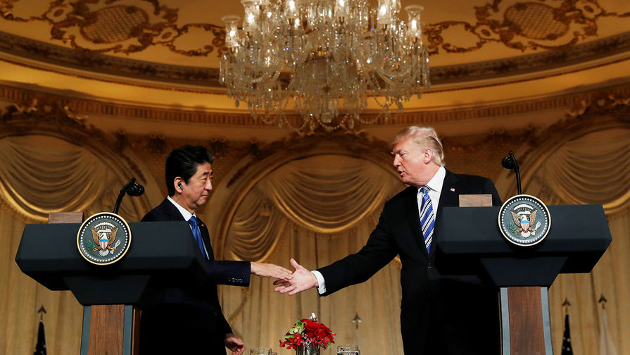 Японский премьер Синдзо Абэ с президентом США Дональдом Трампом во время встречи во Флориде, 18 апреля 2018 года