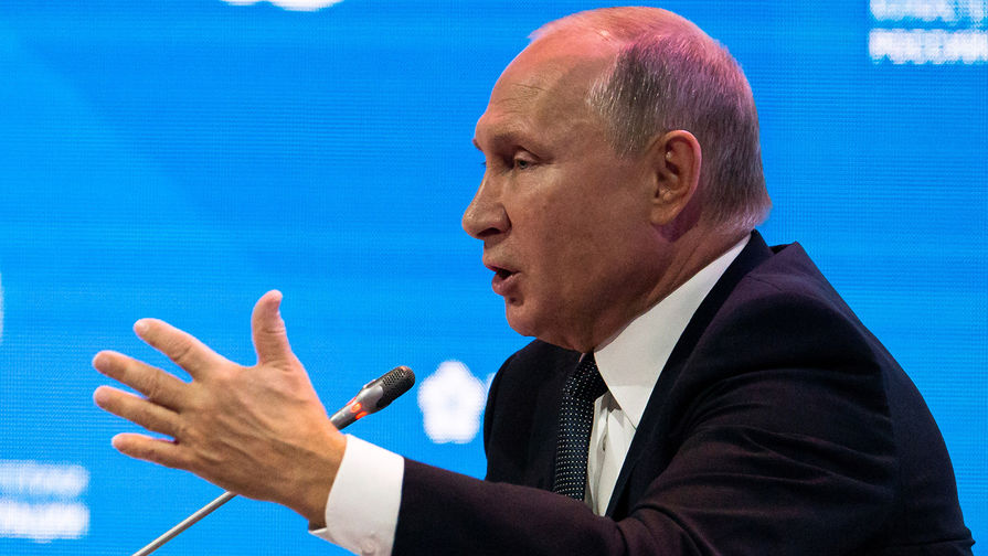 Президент России во время выступления на пленарном заседании Российской энергетической недели в Москве, 3 октября 2018 года