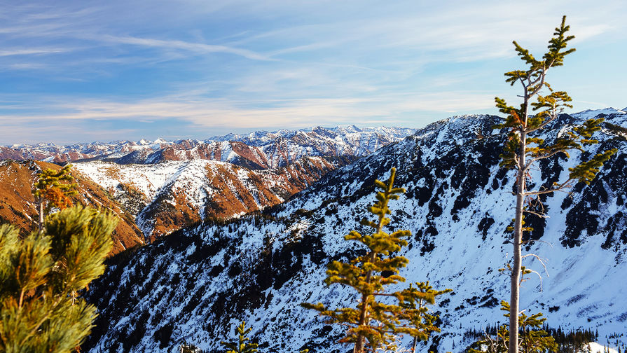 Вид на пики хребта Хамар-Дабан с горы Мамай Истинный, 2015 год