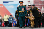 Ветеран и ребенок после военного парада Победы на Красной площади, 9 мая 2019 года