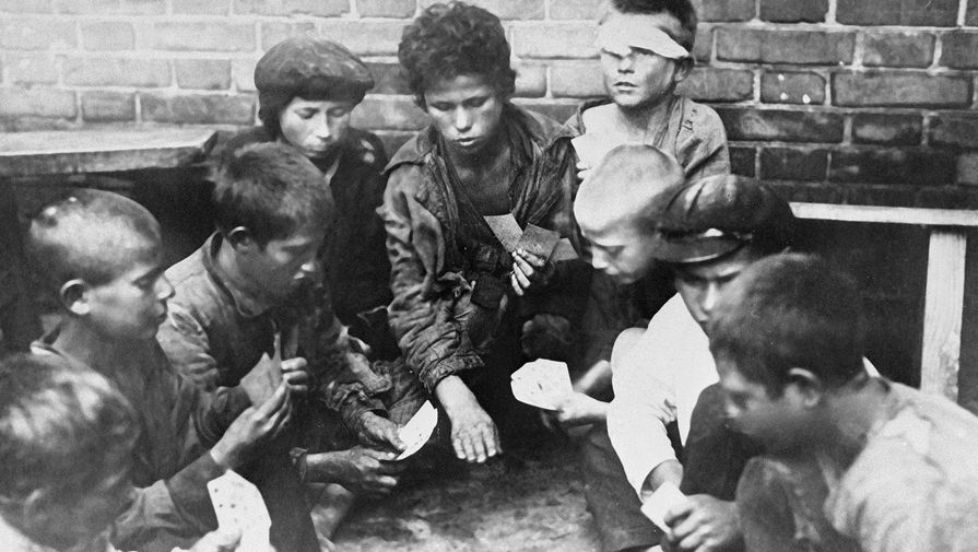 Беспризорники играют в карты на улице в Москве, 1922 год