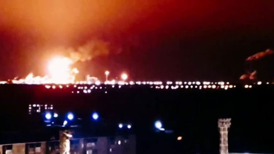 Огонь на территории нефтехимического завода в Тобольске попал на видео