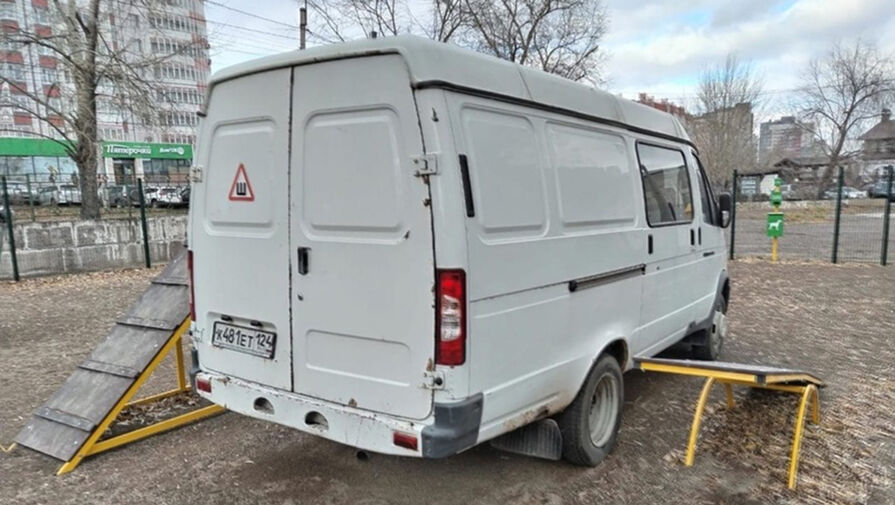 В Красноярске собачью площадку построили вокруг припаркованной Газели