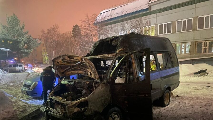 Фургон ритуальной службы полностью сгорел в Железногорске