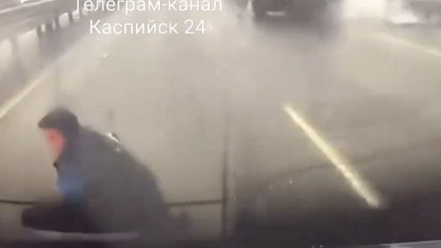 В Дагестане водитель врезался в отбойник, вылетел из авто и чуть не попал под колеса