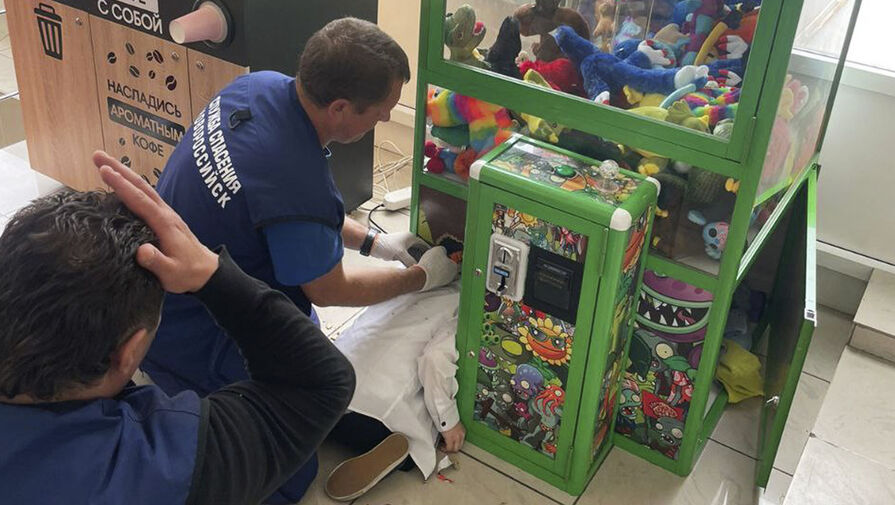 В Новороссийске ребенок головой застрял в автомате с игрушками 