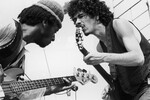 Карлос Сантана во время выступления на музыкальном фестивале Woodstock, 1969 год