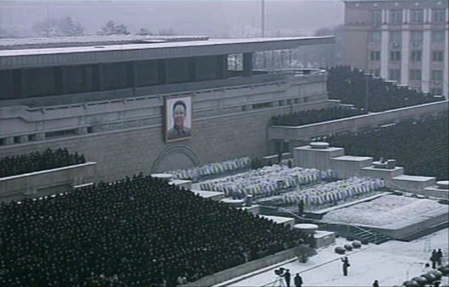 После его кончины в&nbsp;1994 году дворец стал усыпальницей вождя. Здесь же, по&nbsp;сообщениям северокорейских СМИ, будет похоронен и Ким Чен Ир. Его забальзамированное тело в&nbsp;стеклянном саркофаге займет место в&nbsp;мавзолее рядом с&nbsp;телом отца. 