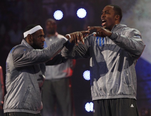 Предматчевой выступление Леброна Джеймса (слева) и Дуайта Ховарда