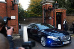 Автомобиль с королевской семьей въезжает на территорию дворца Сент-Джеймс в Лондоне