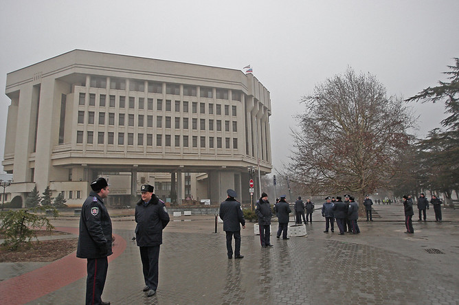 Сотрудники милиции у здания совета министров Автономной республики Крым