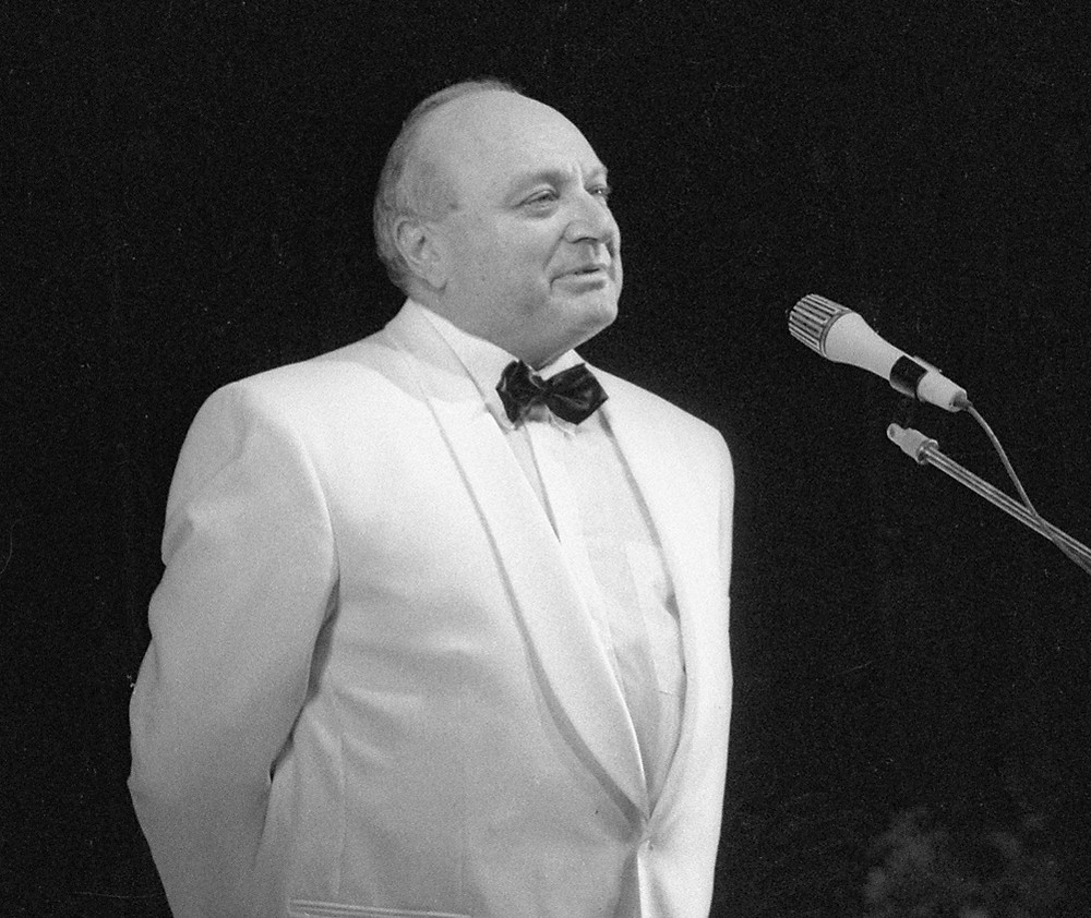 «История России — борьба невежества с несправедливостью.» На фото: Михаил Жванецкий во время выступления. 1995 год