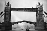 Фотография, сделанная в 1937 году, запечатлевает развод Тауэрского моста. Зачастую этот мост путают с не менее знаменитым Лондонским мостом, который расположен выше по течению Темзы