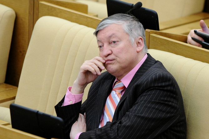 12-й чемпион мира по шахматам Анатолий Карпов имеет большой политический стаж