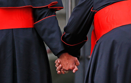 Ватикан обсуждает возможность принятия геев в лоно церкви