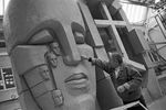 Эрнст Неизвестный за работой над трехметровой копией памятника жертвам сталинских репрессий, 1990 год