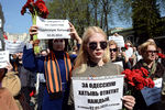 Участники акции памяти по погибшим в Одессе 2 мая 2014 года, организованной Союзом политэмигрантов и политзаключенных Украины (СППУ), возле посольства Украины в Москве