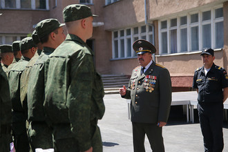 Военный комиссар Республики Крым Анатолий Малолетко напутствует призывников перед отправкой на службу в рядах Российской армии