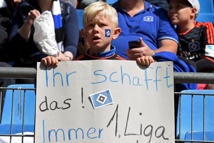 Юный фанат «Гамбурга» держит плакат: «Вы сделаете это — чтобы всегда была первая лига».