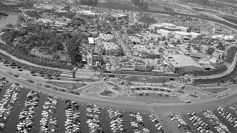 Открытие парка развлечений в&nbsp;Анахайме 17&nbsp;июля 1955&nbsp;года с&nbsp;высоты птичьего полета