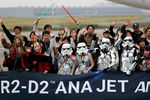 Участники первого полета лайнера R2-D2 ANA JET, оформленного в стиле «Звездных войн»