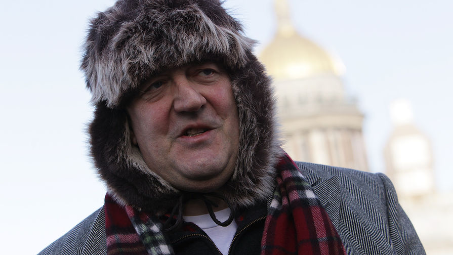 Стивен Фрай у Исаакиевского собора в Санкт-Петербурге, 2013 год