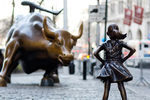 Скульптуры Атакующего быка и Бесстрашной девочки в Финансовом квартале Нью-Йорка, март 2017 года