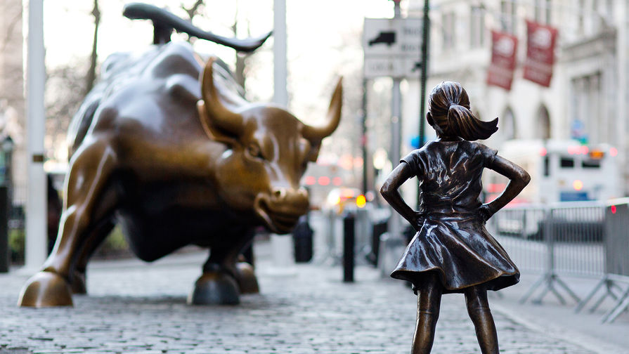 Скульптуры Атакующего быка и Бесстрашной девочки в Финансовом квартале Нью-Йорка, март 2017 года
