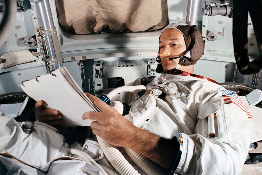 Пилот командного модуля Майкл Коллинз во время тренировки перед&nbsp;запуском ракеты &laquo;Сатурн-5&raquo; с&nbsp;пилотируемым кораблем &laquo;Аполлон-11&raquo; с&nbsp;территории космического центра Кеннеди во Флориде, июнь 1969 года