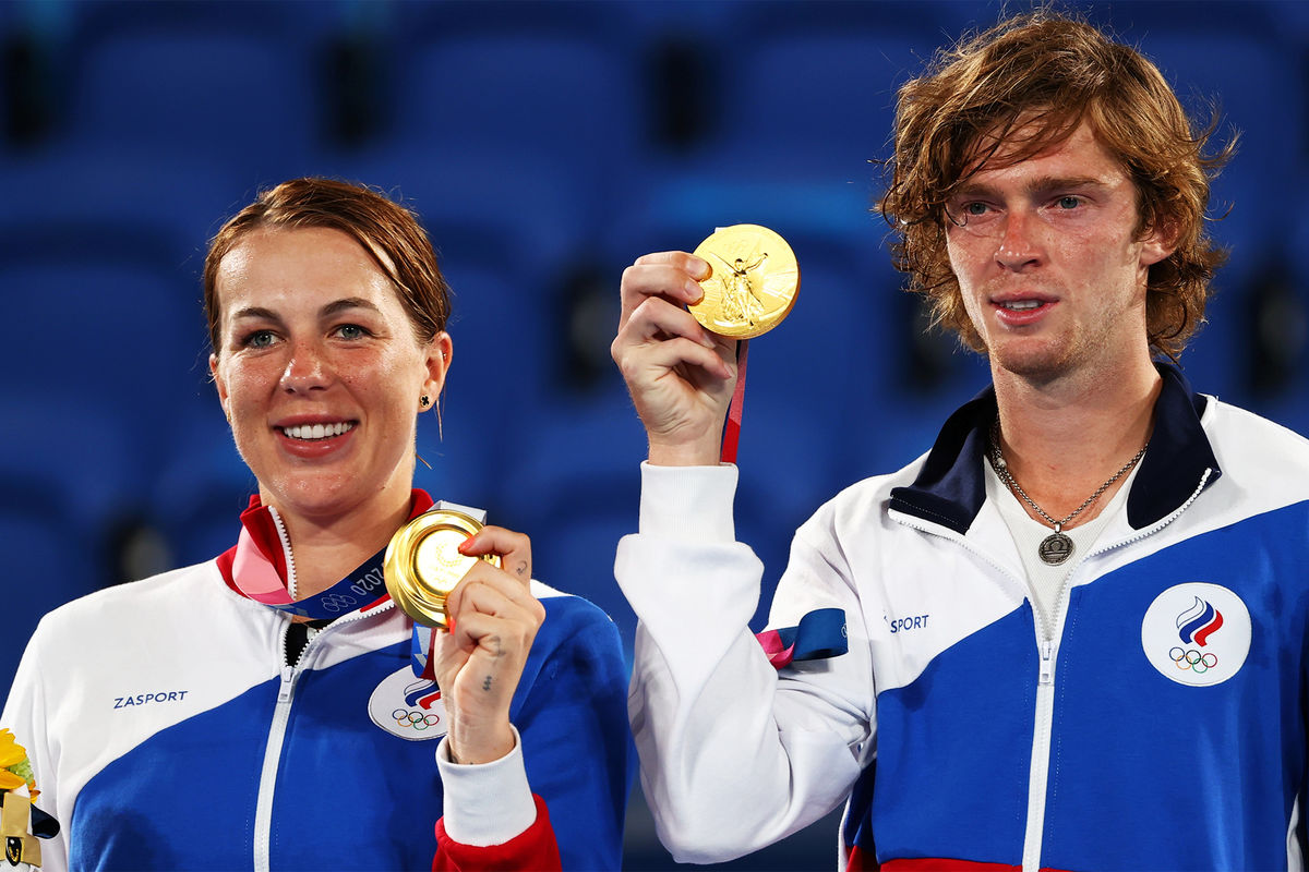 Анастасия Павлюченкова и Андрей Рублев на церемонии награждения на XXXII летних Олимпийских играх в Токио, 2021 год