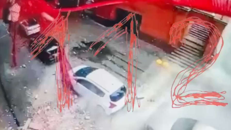 В элитном ЖК в Москве на автомобили рухнула часть фасада