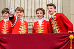 Почетные пажи лорд Оливер Чолмондели, Николас Барклай, Ральф Толлемаш и принц Уэльский Джордж на балконе Букингемского дворца, 6 мая 2023 года