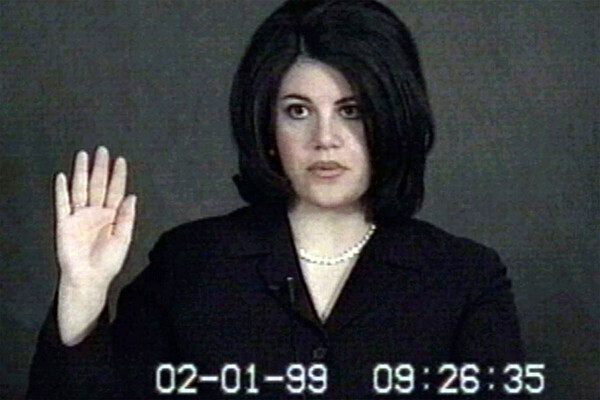Моника Левински дает показания под&nbsp;присягой во время слушаний об импичменте президента США Билла Клинтона в&nbsp;Сенате, 1&nbsp;февраля 1999&nbsp;года
