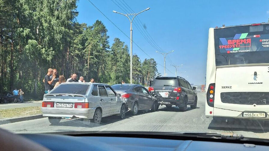 Под Новосибирском произошло массовое ДТП с пятью машинами