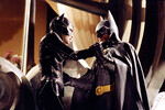 <b>«Бэтмен возвращается», 1992</b>
<br><br>
Изначально Бертон не желал заниматься продолжением «Бэтмена», однако согласился вернуться в режиссерское кресло сиквела при условии расширения своего творческого контроля над проектом. Разумеется, после этого вторая часть вышла гораздо страшнее и мрачнее первой. Кому-то это показалось преимуществом, кому-то – наоборот. Лента не сумела повторить коммерческий успех предшественницы (хотя провалом $266,8 млн назвать нельзя), после чего студия решила сдвинуть франшизу в более семейную сторону и перепоручить ее Джоэлю Шумахеру (тот, в свою очередь, накачал ее изумительным кэмпом). «Бэтмен навсегда» и «Бэтмен и Робин» взбесили уже примерно всех, и франшиза была приостановлена, пока в 2005 году за нее не взялся Кристофер Нолан. В 2021 году сюжет фильмов Бертона был продолжен в комиксе «Бэтмен '89», автором которого выступил их сценарист Сэм Хэмм. Китон же вернулся к образу Темного рыцаря в кинокомиксе «Флэш», в 2023 году завершившем Расширенную вселенную DC.