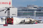 Спасатели работают на месте крушения самолета Bombardier CRJ-900 авиакомпании Delta Air Lines в международном аэропорту Пирсон в Торонто, Канада, 17 февраля 2025 года
