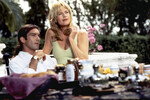 <b>«Двое — это слишком» (1995)</b>
<br><br>
Романтическая комедия испанского режиссера Фернандо Труэбы рассказывает историю бедного художника Арта Доджа, который придумывает не слишком честный способ решить финансовые проблемы: он знакомится со вдовами недавно умерших богачей и убеждает их, что покойные перед смертью приобрели у него картину. Однажды схема не срабатывает — и художника едва не избивают. Но его спасает богачка Бетти, с которой у художника начинается роман. Дальше в фильме появится ее сестра Лиззи, которая понравится Арту Доджу, и тот, чтобы ее завоевать, придумывает себе брата-близнеца, интеллектуала в очках.