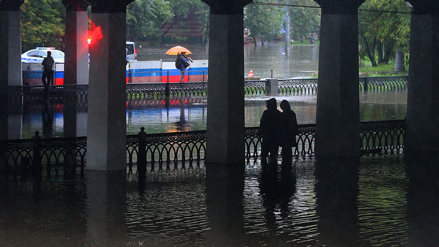 Жители города на&nbsp;одной из&nbsp;подтопленных набережных