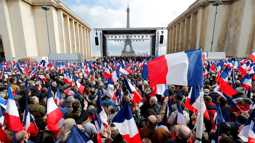 Сторонники Франсуа Фийона на площади Трокадеро в Париже, 5 марта 2017 года
