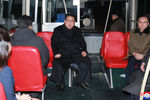Лидер Северной Кореи Ким Чен Ын тестирует новый троллейбус во время поездки по ночному Пхеньяну, 4 февраля 2018 года. Супруга главы государства — на фото слева внизу.